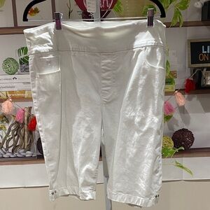 Gloria Vanderbilt white  Women's Bermudas. Size 18. Waist 18 rise 12 length 11